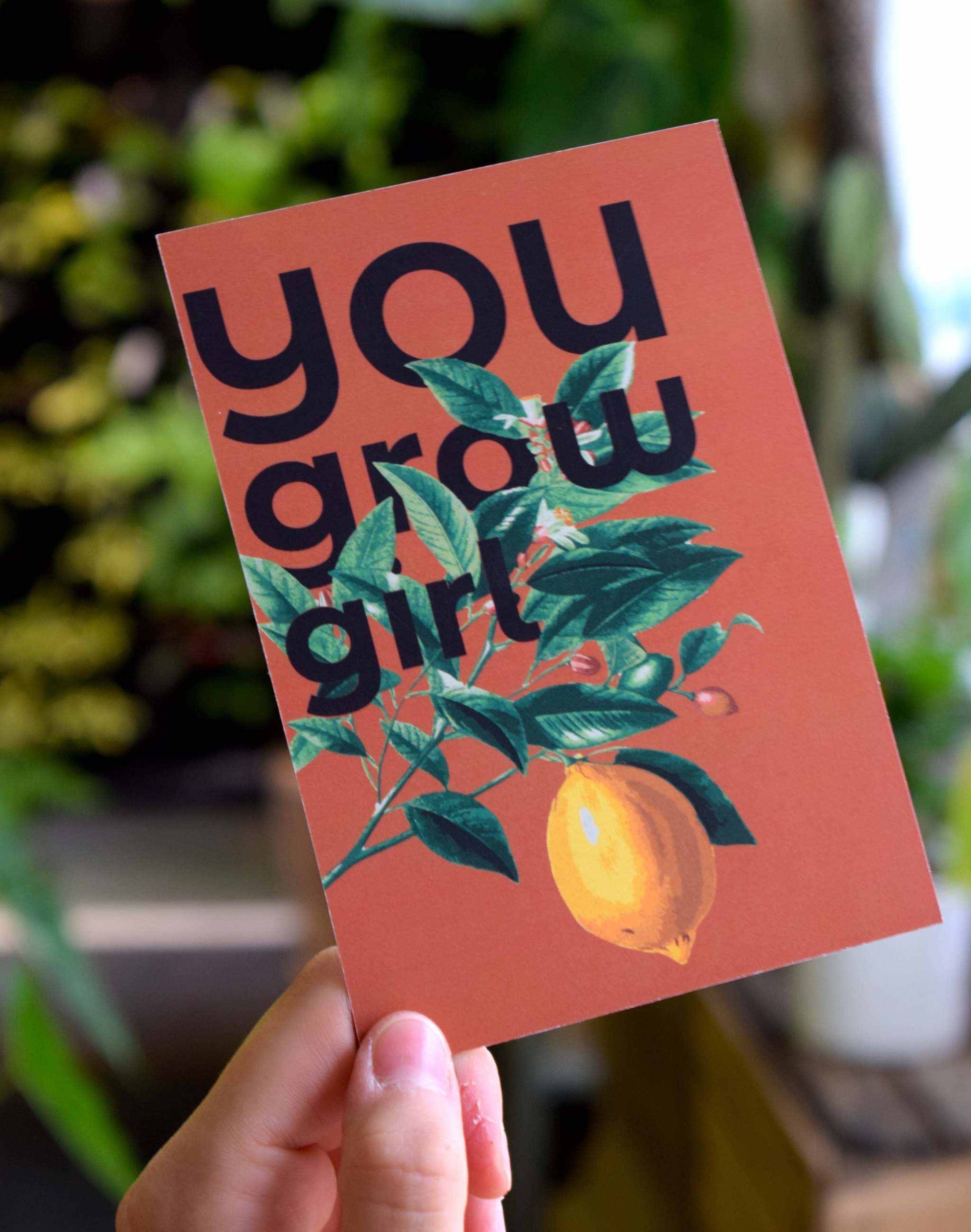 A6 kort med röd bakgrund och texten you grow girl